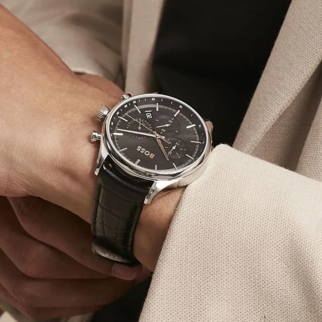  Wrist shot – watch worn on hand