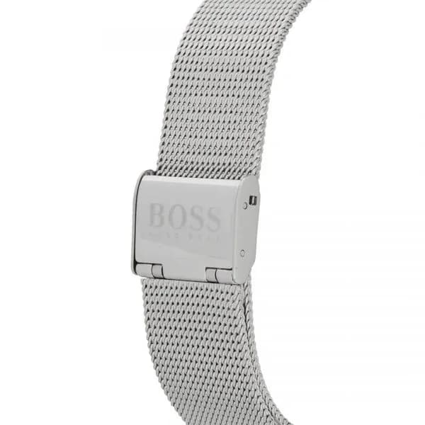 Secure silver clasp – practical and firm design