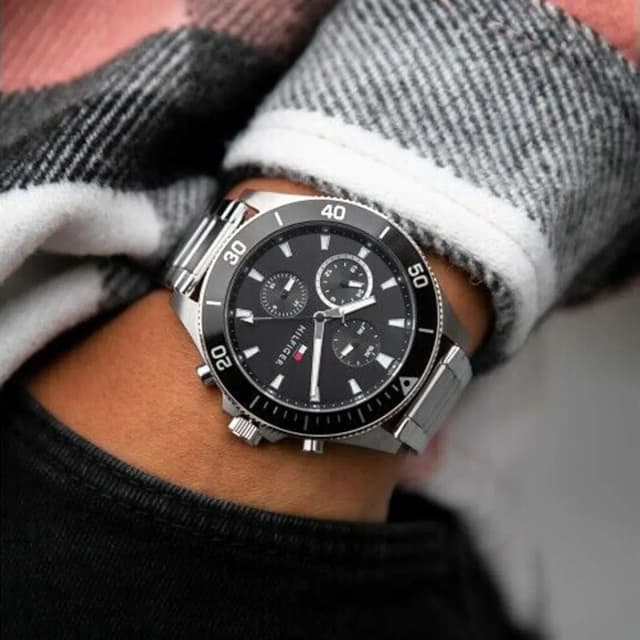 Wrist shot – Watch worn on wrist