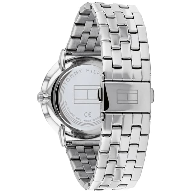 Zoom on the bracelet links – smooth silver metal